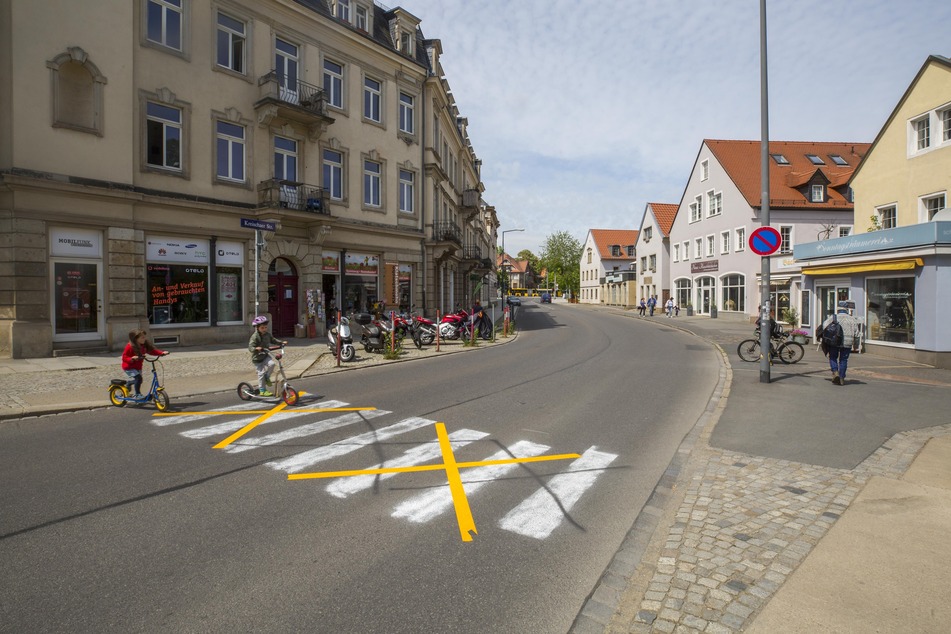 In Strehlen haben sich Bürger ihren eigenen Zebrastreifen gemalt.