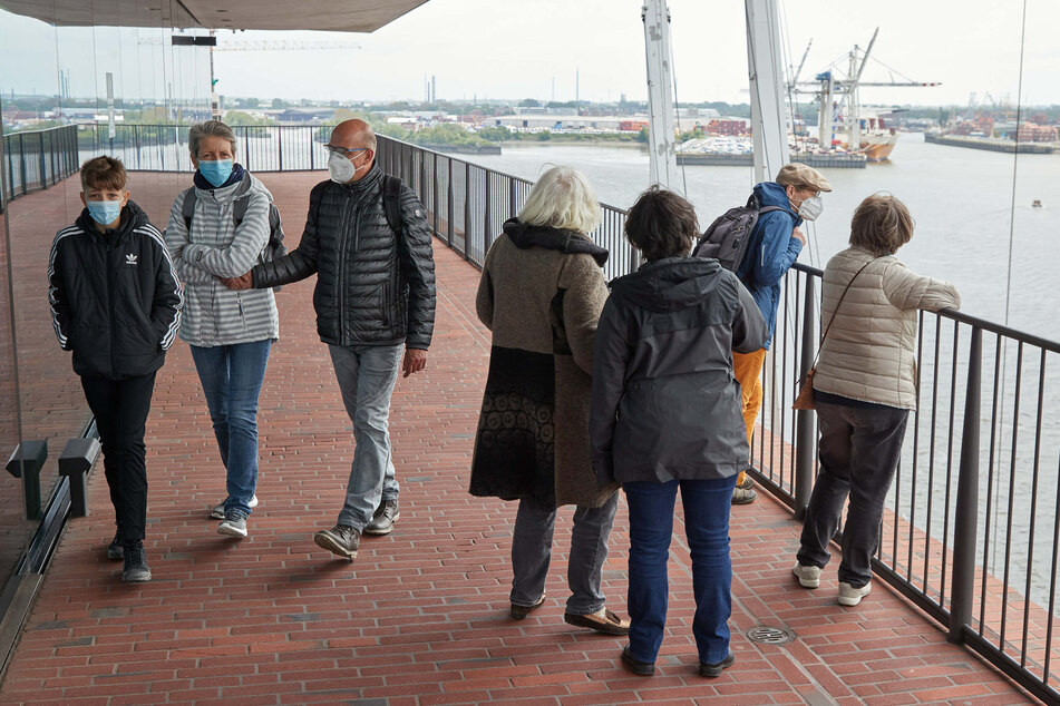Besucher stehen auf der Plaza der frisch geöffneten Elbphilharmonie.