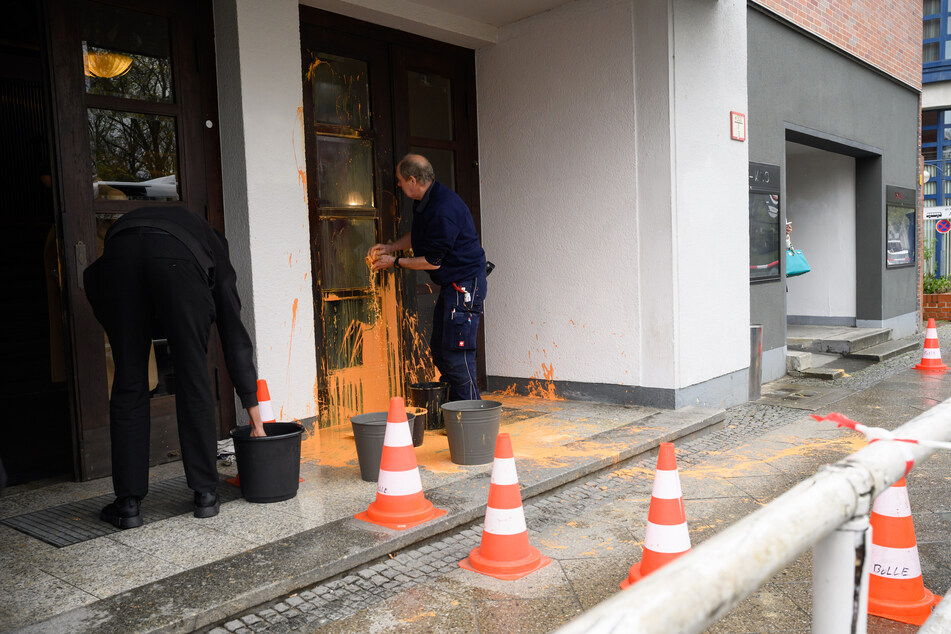 Klimaaktivisten der "Letzten Generation" bewarfen die Eingangstüren der Bolle-Festsäle mit oranger Farbe.