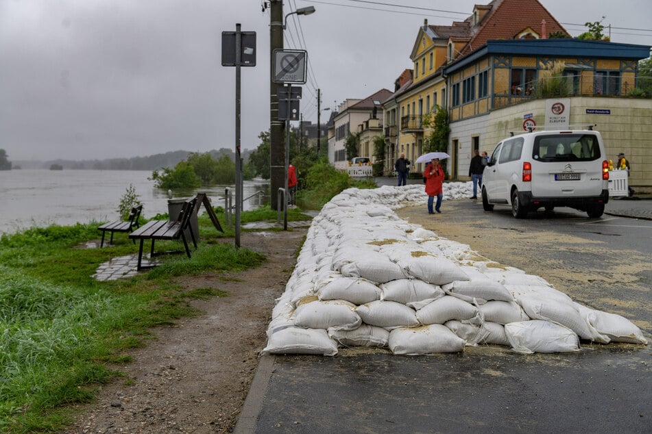 Im Stadtteil Laubegast liegen bereits Sandsäcke.