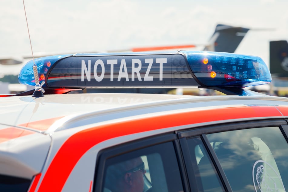 Tragischer Unfall in Zwickau: Mann (23) beim Baumfällen lebensbedrohlich verletzt