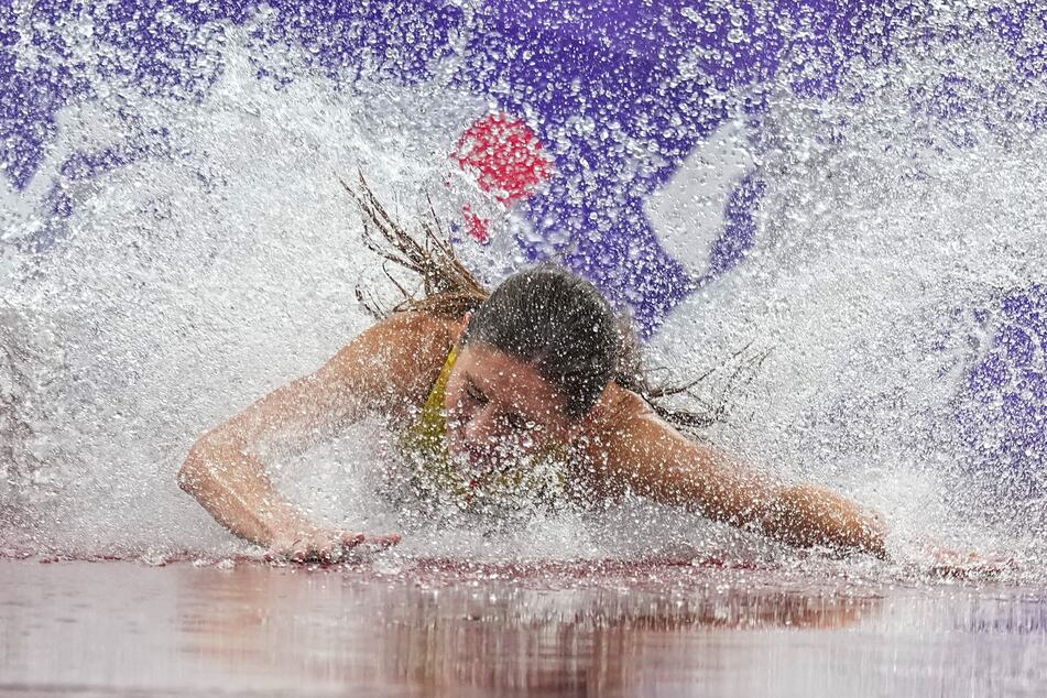 Gesa Krause (33) krachte beim letzten Hindernis ins Wasserbecken.
