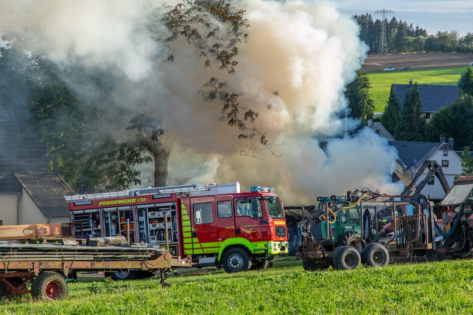 Brennender Holzstapel neben Wohnhaus sorgt für Großeinsatz