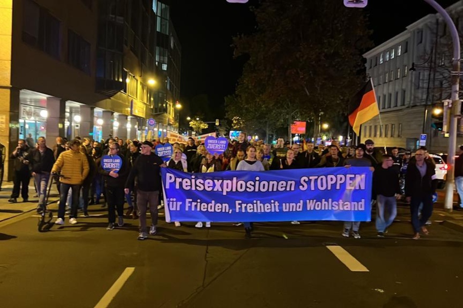 Nach einem Aufruf der AfD protestierten am Montagabend in Magdeburg etwa 1100 Menschen. Auch in anderen ostdeutschen Städten war es erneut zu Demonstrationen gekommen.