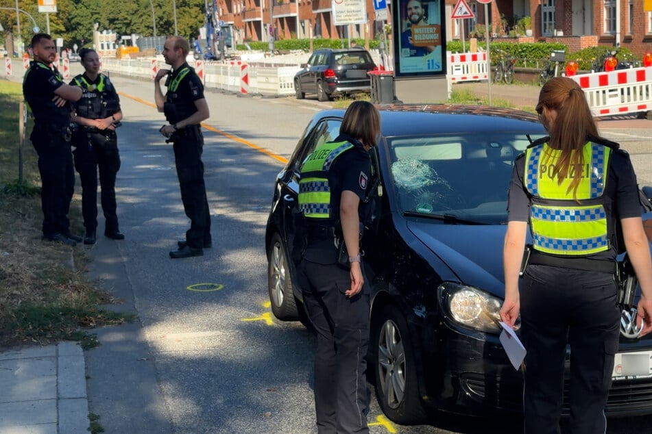 Am Donnerstagnachmittag wurde eine Frau in Hamburg von einem Auto erfasst.