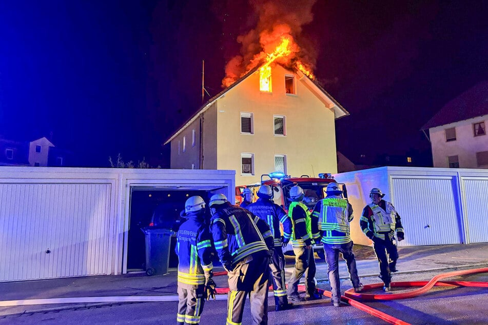 Der Dachstuhl des Mehrfamilienhauses in Kempten brannte lichterloh.