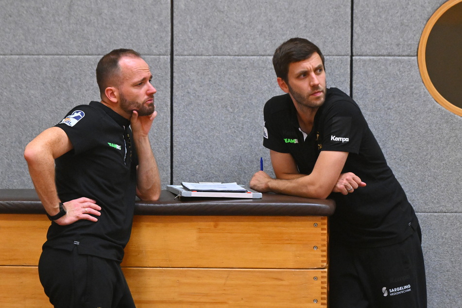 Coach André Haber (38, l.) und Co-Trainer Fabian Bergers-Metzner haben sich ihre Gedanken gemacht.