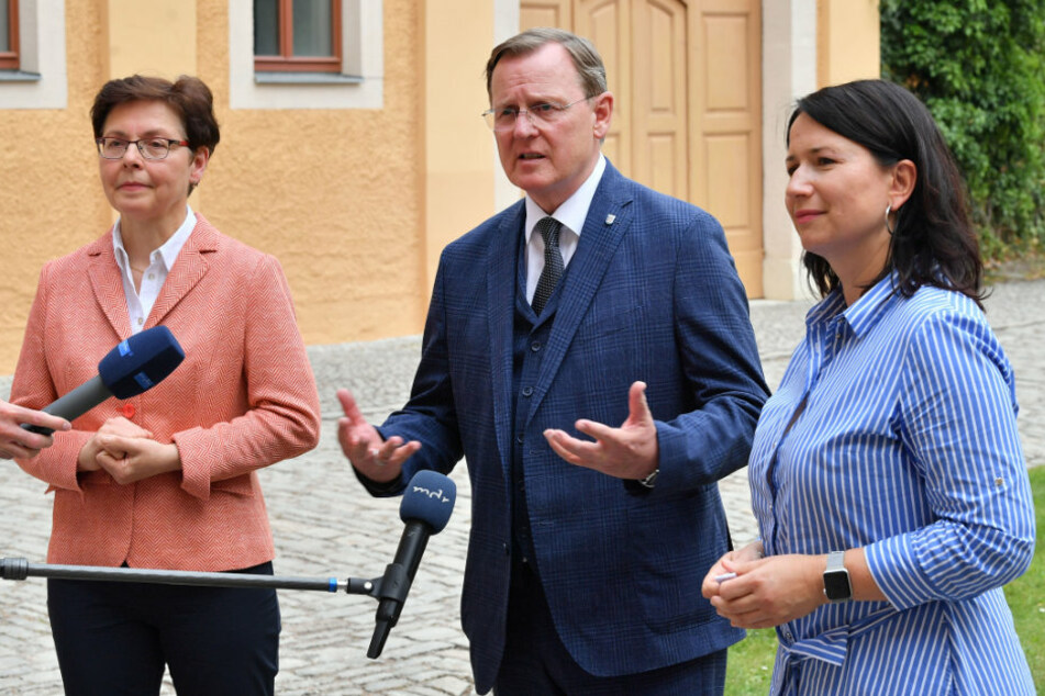 Finanzministerin Heike Taubert (61, SPD), Ministerpräsident Bodo Ramelow (64, Linke) und Umweltministerin Anja Siegesmund (43, Grüne) am Dienstag auf Schloss Ettersburg.