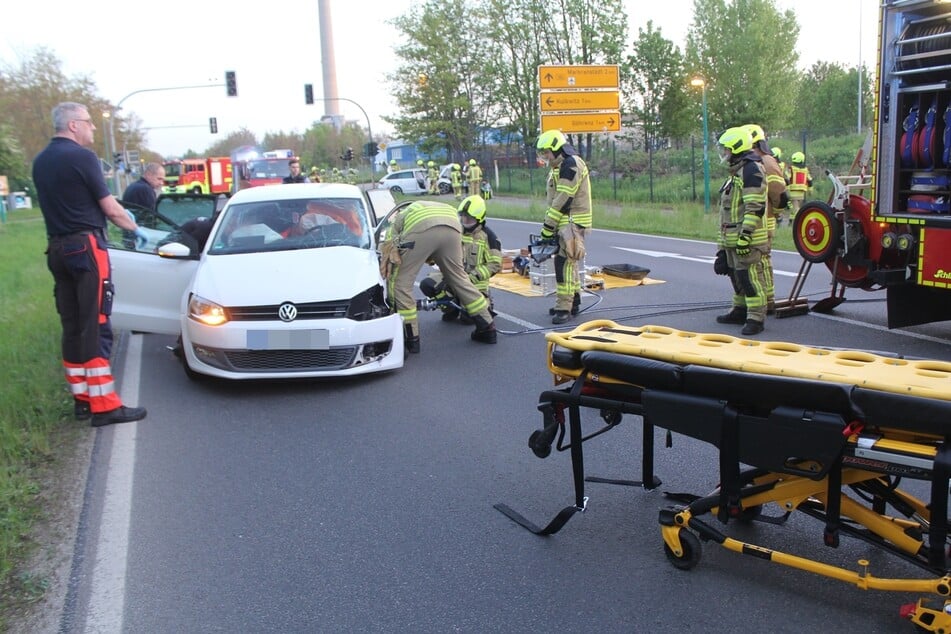 Um den Fahrzeugführer des VW aus seinem Wagen befreien zu können...