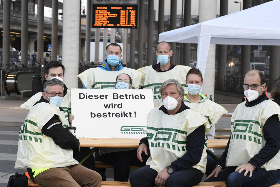 Mitglieder der Gewerkschaft der Lokführer (GdL) streiken vor dem Hauptbahnhof in Köln. Sie verlangen mehr Geld.