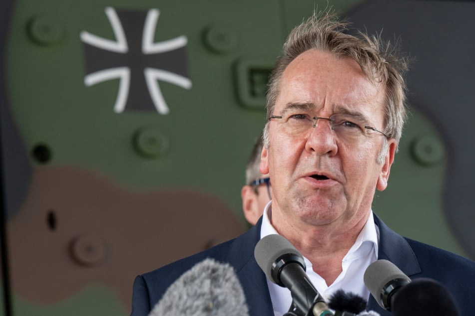 Verteidigungsminister Boris Pistorius (66) hat einen gravierenden Fehler beim neuen Wehrdienstgesetz durchgehen lassen.