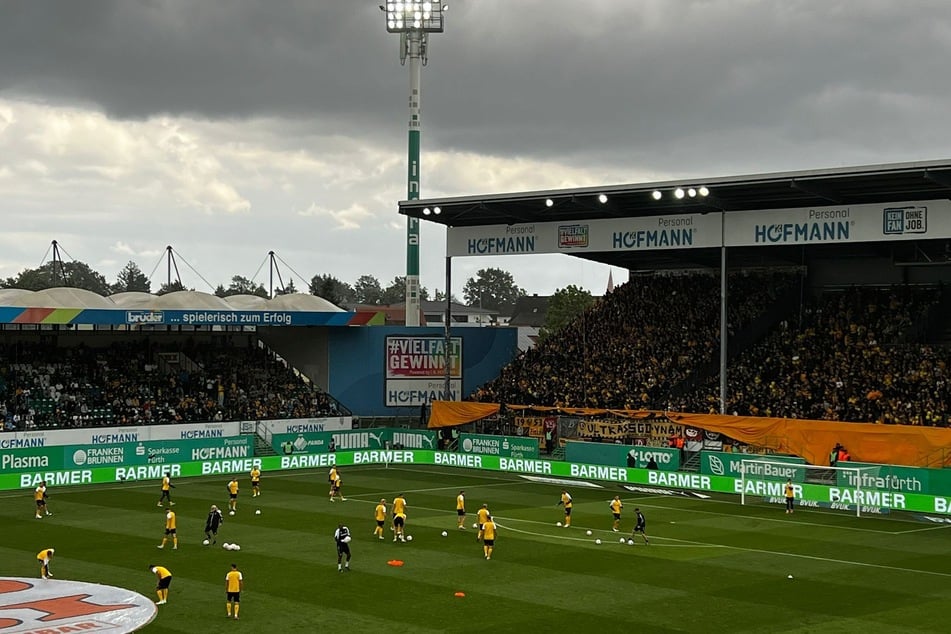 Die Akteure rüsten sich auf dem Feld für den Zweitliga-Start, gleich geht es los.