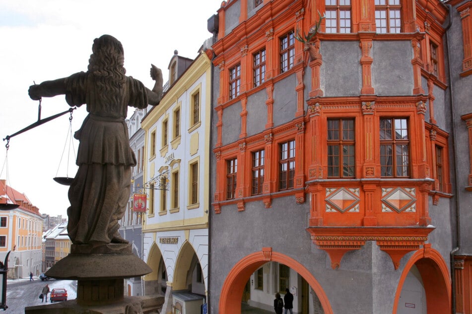 Die Justitia steht in Görlitz vor dem Schlesischen Museum.