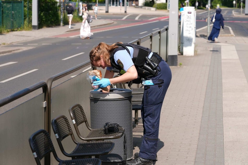 Die Polizei suchte auch in den Mülleimern nach der Tatwaffe.