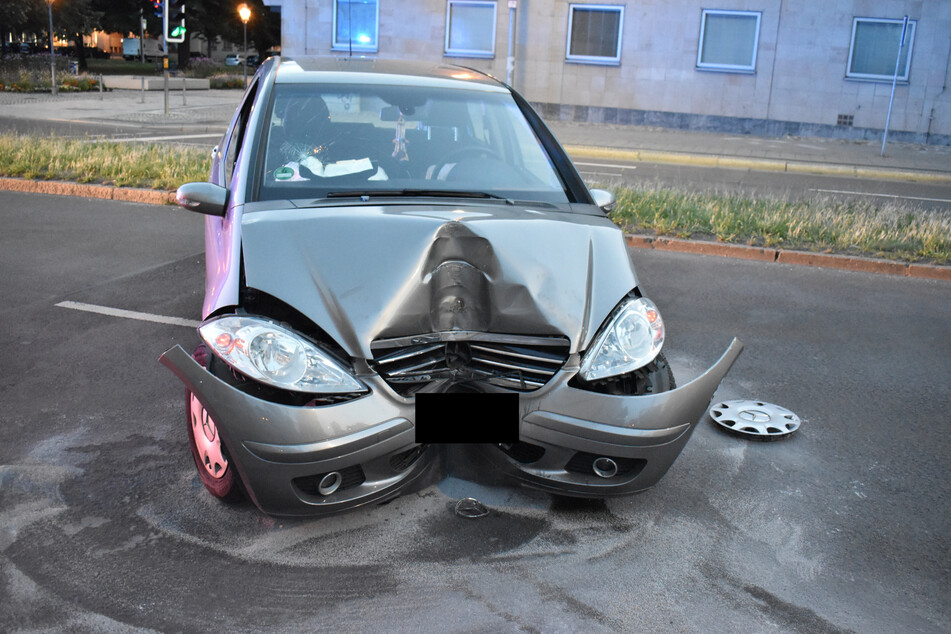 In der Magdeburger Altstadt war ein Mercedes gegen eine Straßenlaterne gekracht.