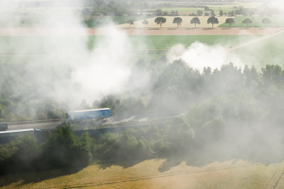 Dichte Rauchschwaden ziehen derzeit über die A2.