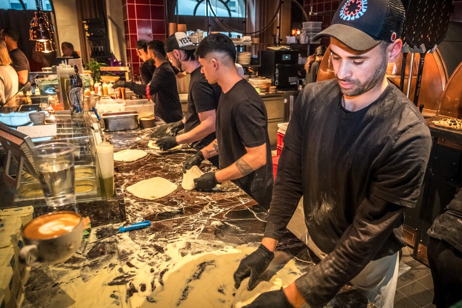 Hier sitzt jeder Handgriff: Die Pizzabäcker kommen alle aus Italien. In der offenen Küche kann man beobachten, wie das bestellte Essen zubereitet wird.