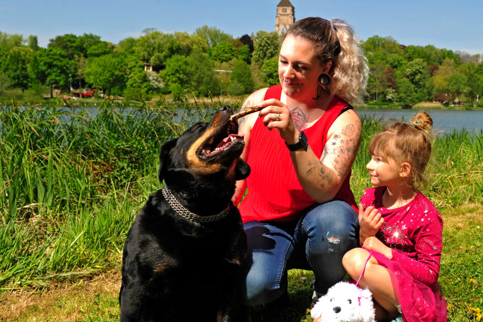 Alice (24) und Joleen (5) wohnen in Waldheim und kommen zum Einkaufen sie gern nach Chemnitz. Nach dem Shopping laufen sie immer einmal um den Schlossteich. Dort fühlt sich Hündin Tecquila (5) pudelwohl, denn sie kann da ins Wasser springen und schwimmen.
