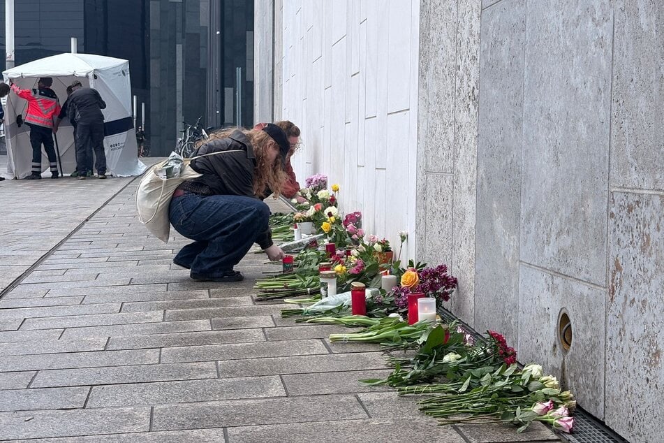 Am Augustusplatz werden Blumen und Kerzen für die Opfer der Amokfahrt ausgelegt.