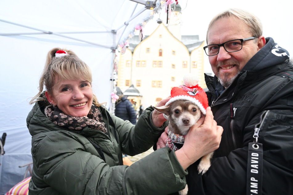 Marion (53) und Christian Thom (56) haben auf dem Spezial-Markt Mode für Hunde verkauft.