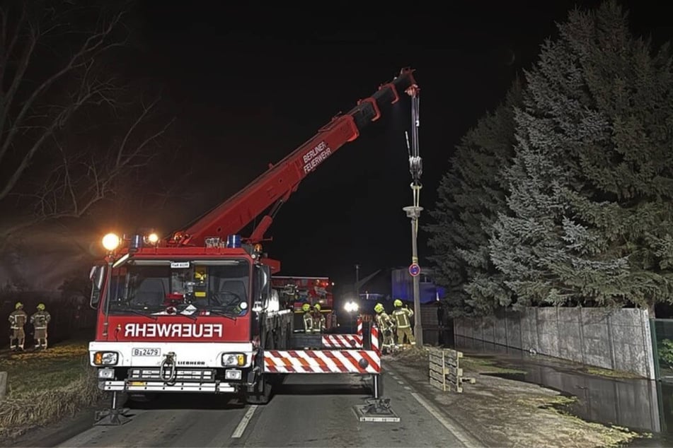 Durch den Rohrbruch drohte eine Laterne umzukippen.