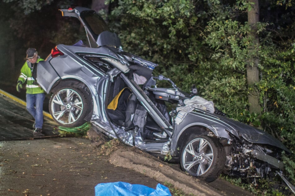Der silberne Audi wurde bei dem Unfall vollständig zerstört.