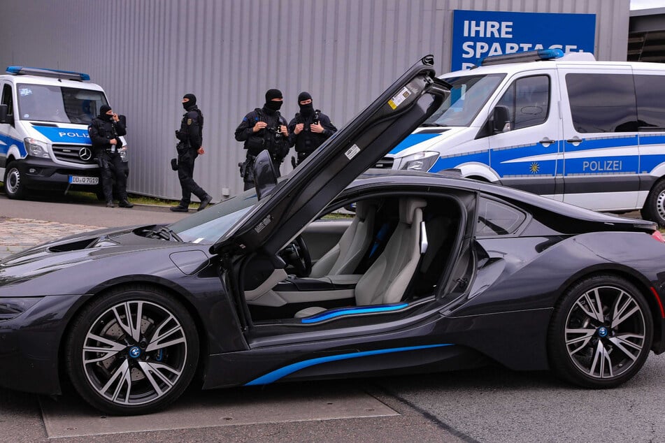 Bei der Razzia stellten Spezialkräfte der Polizei unter anderem auch diesen BMW sicher.