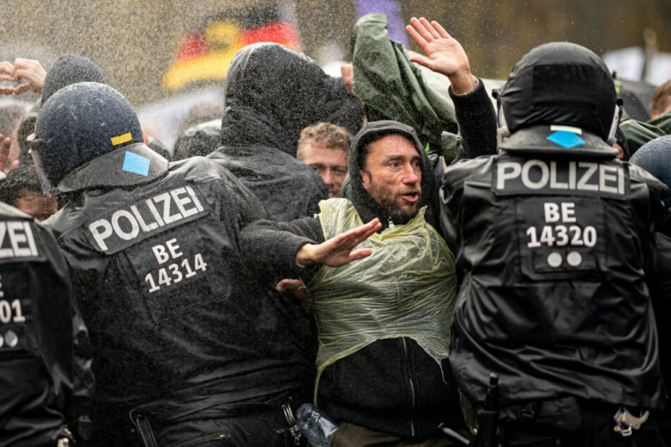 Die Polizei drängt die Teilnehmer der Demonstration gegen die Corona-Einschränkungen der Bundesregierung vor dem Brandenburger Tor mit Wasserwerfern zurück.