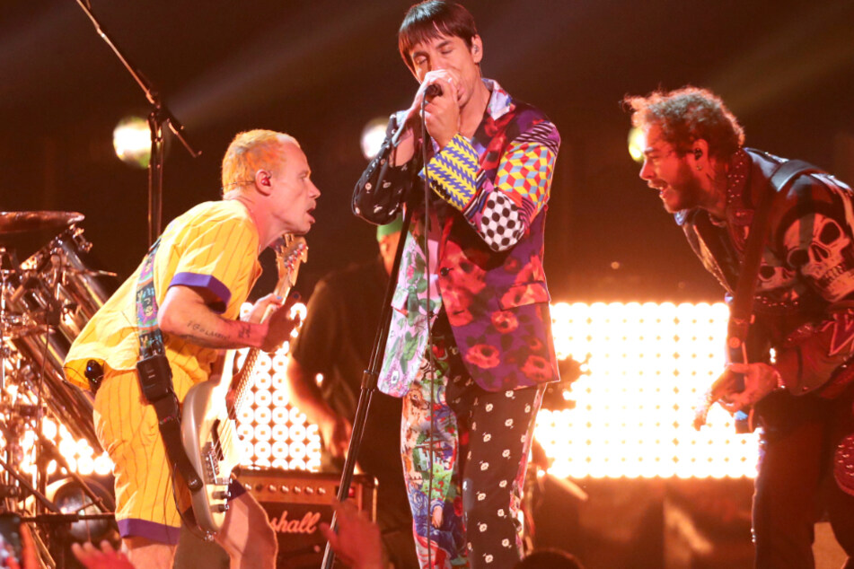 Post Malone (r) und Anthony Kiedis (M) und Flea von den Red Hot Chili Peppers treten im Rahmen der 61. Grammy Awards im Staples Center mit einem Medley auf.