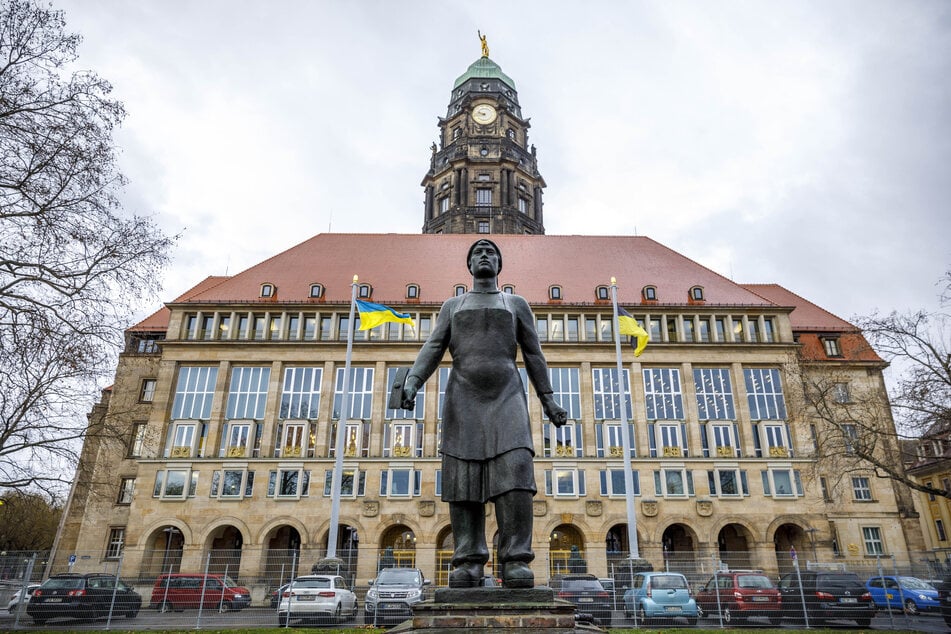 Jetzt steht die Trümmerfrau wieder vor dem Dresdner Rathaus.