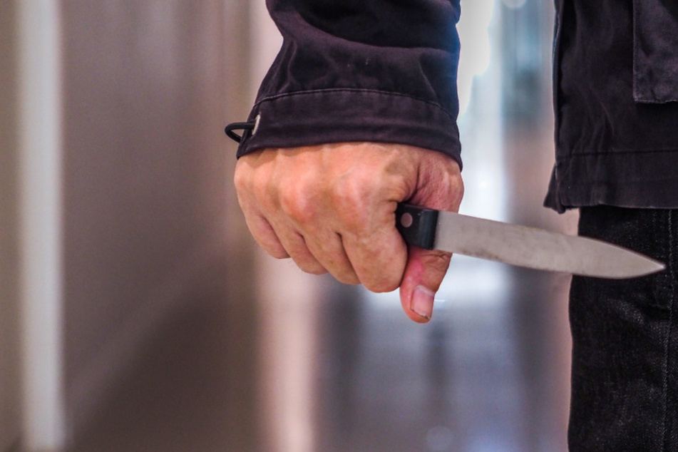 Einer der Täter stach mit einem Messer zu (Symbolfoto).