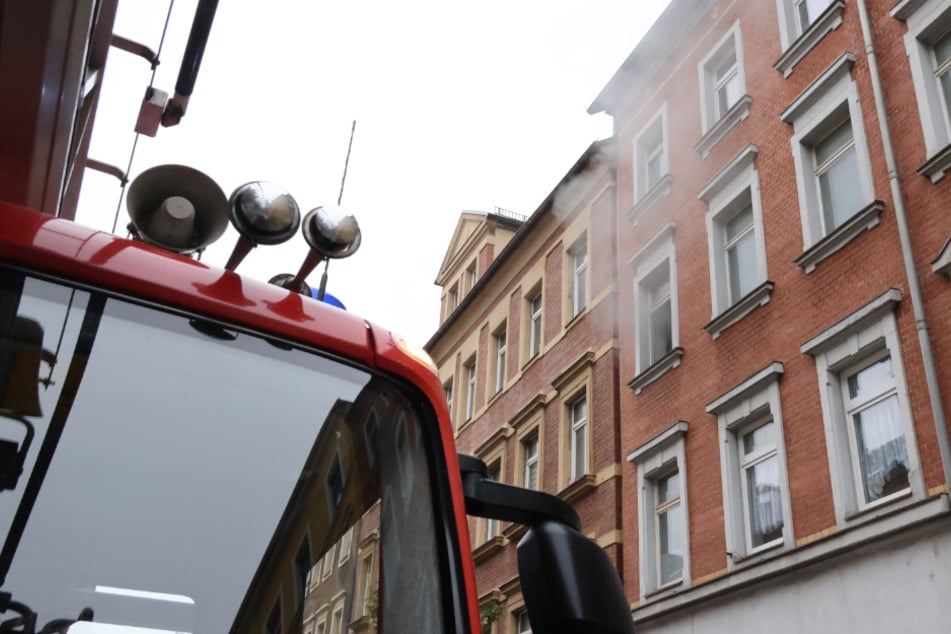Feuer-Alarm auf dem Chemnitzer Sonnenberg: In diesem Mehrfamilienhaus brannte es am Mittwochvormittag. Die Feuerwehr rückte an.