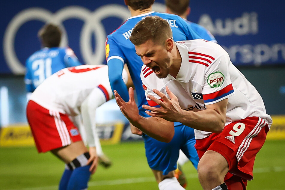 Die HSV-Spieler um Goalgetter Simon Terodde (r.) ließen gegen Holstein Kiel zahlreiche gute Torchancen liegen.