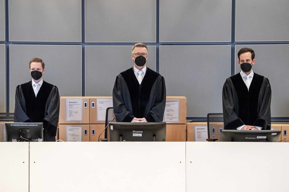 Sebastian Bührmann (Mitte), Vorsitzender Richter im Prozess gegen Ex-Vorgesetzte des wegen Mordes verurteilten Krankenpflegers Niels Högel, kommt zum Prozessbeginn in den Gerichtssaal.