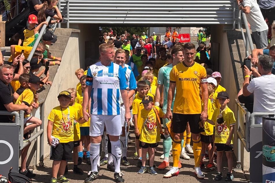 Stefan Kutschke führt die Dynamo-Elf der ersten Hälfte aufs Feld.