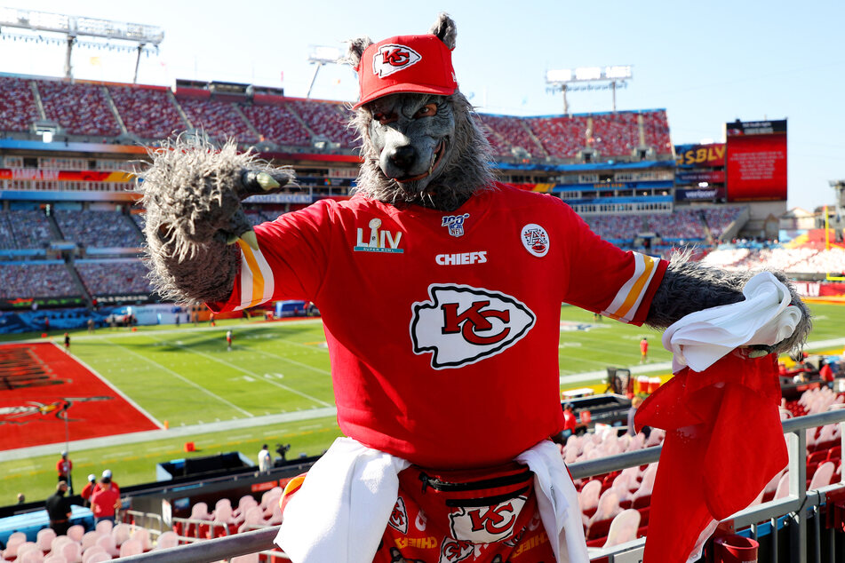 Mit Werwolf-Kostüm und ganz in Rot und Weiß: "ChiefsAholic" ist bei Football-Fans bekannt wie ein bunter Hund.