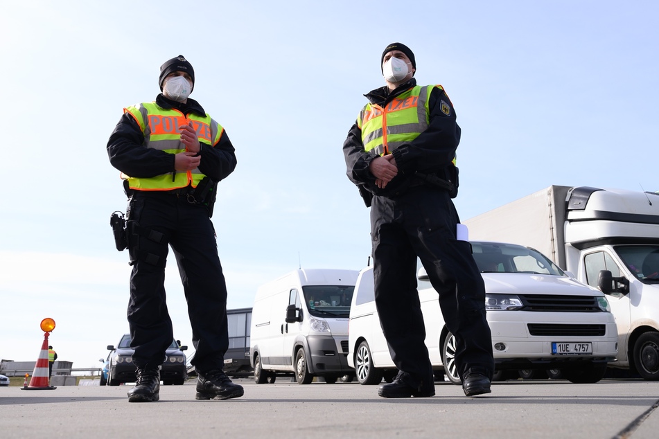 Die Bundespolizei bei einer Verkehrskontrolle.