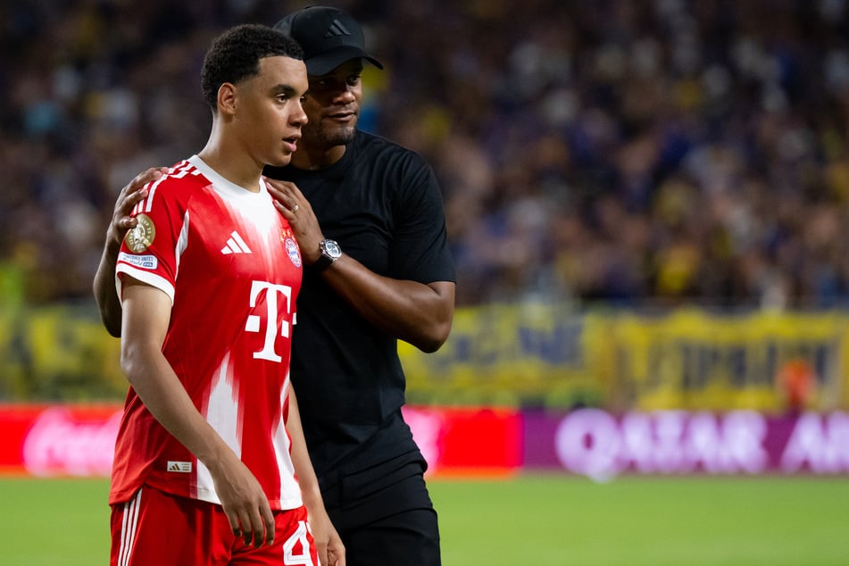 Bayerns Chefcoach Vincent Kompany (40, h.) muss noch etwas auf die Rückkehr von Jamal Musiala (23) warten.