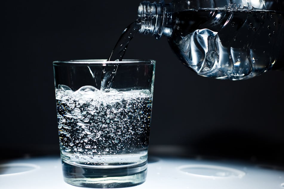 Als Faustregel gilt: Auf jedes alkoholische Getränk folgt ein Glas Mineralwasser. (Symbolbild)
