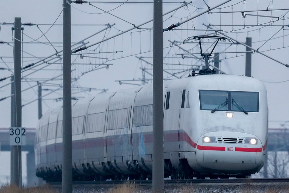 Wegen stark eingeschränkter Fahrzeugverfügbarkeit beim regulären Rollmaterial müssen Triebzüge der Baureihe 401 zwischen Dresden und Wiesbaden verkehren. (Archivbild)