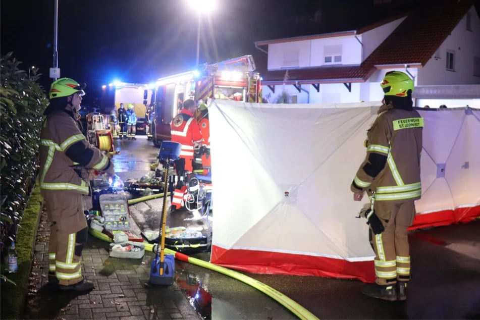 Die Feuerwehr entdeckte die Toten im Gebäude.