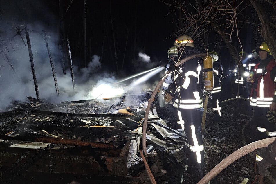 An der Wettiner Straße nahe der Diskothek "Linde" ging in der Nacht zu Samstag ein Gartenhaus in Flammen auf.