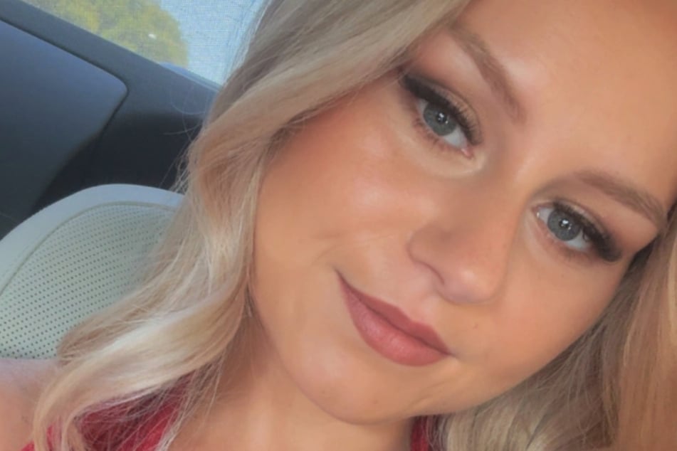 Vor dem Eingriff hätten Sarah-Janes (27) Fans ihr nach eigener Aussage oft geschrieben, dass sie aufgrund "runterhängender Mundwinkel" oft "traurig" oder "genervt" ausgesehen habe.