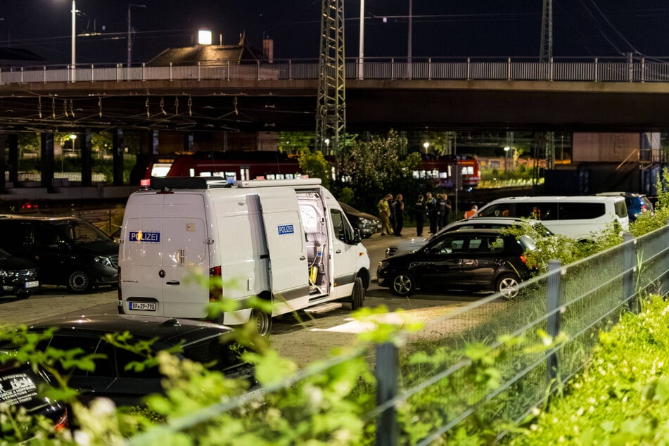 Bundespolizei und Sprengstoffspezialisten waren am Cottbuser Hauptbahnhof im Einsatz.