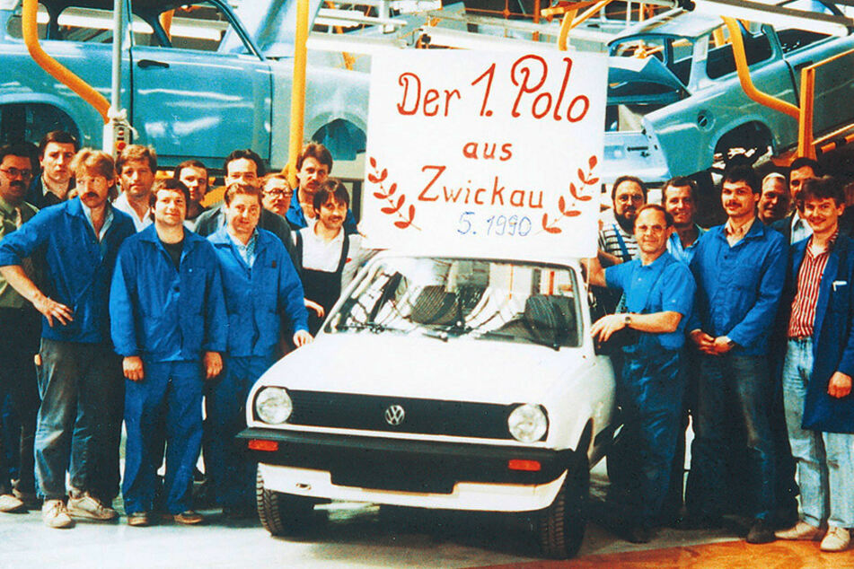 In den neuerbauten Montagehallen der damaligen Sachsenring-Werke rollte 1990 zusammen mit dem Trabant der erste in Mosel montierte Volkswagen Polo vom Band.
