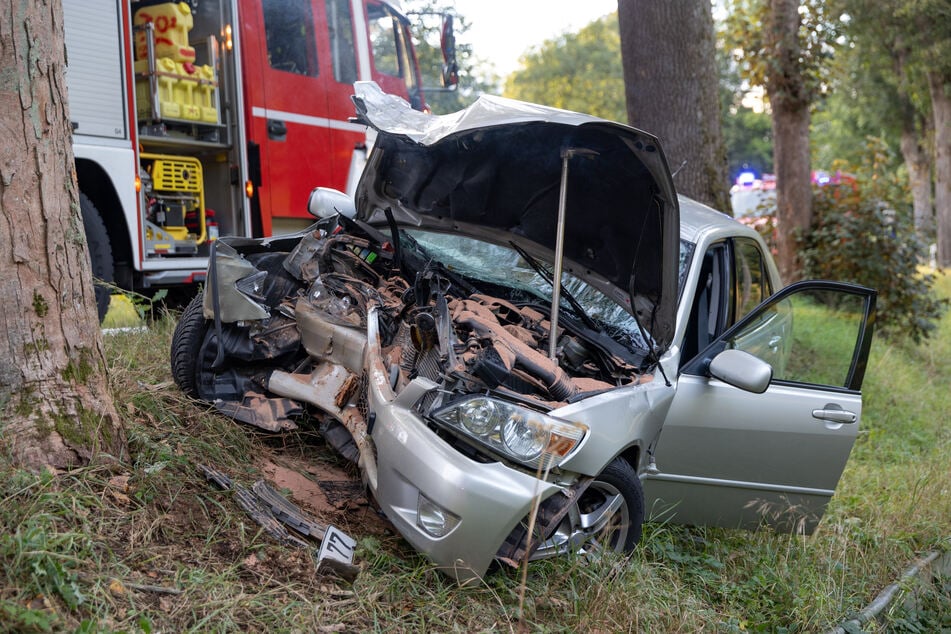 Die Wucht des Aufpralls war am völlig zerstörten Auto zu erkennen.