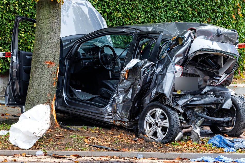A-Klasse durch Auffahrunfall in Kreuzung geschoben, dort kommt es zum tödlichen Crash