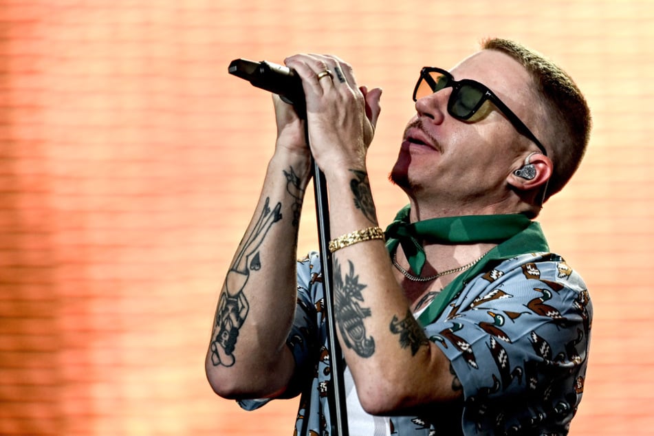 Der Auftritt von US-Rapper Macklemore (41) beim Deichbrand-Festival steht in der Kritik.
