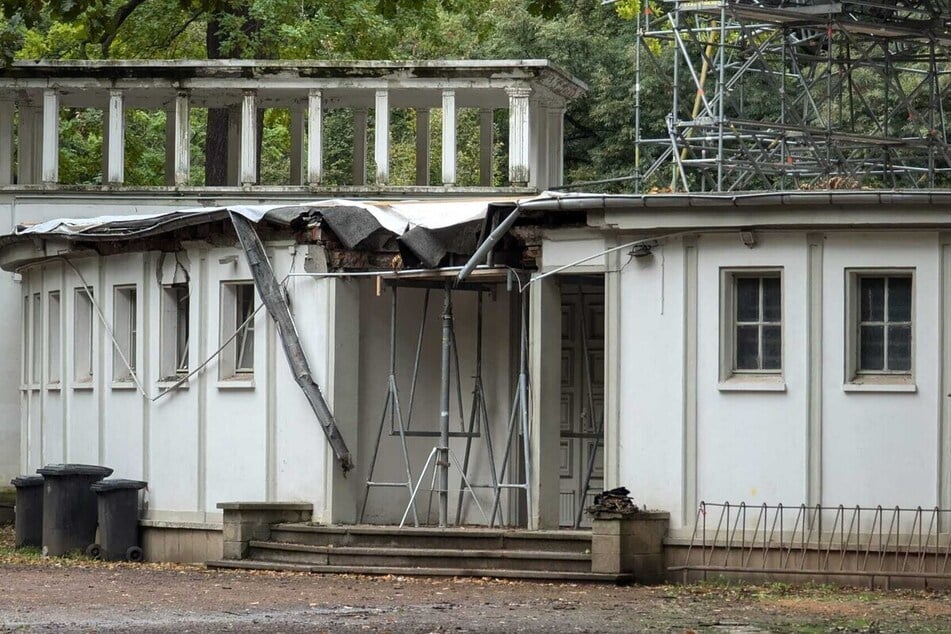Im September vergangenen Jahres war ein Baum auf die Parkbühne gestürzt. Die Bühne selbst blieb glücklicherweise verschont. Der Backstage-Bereich wurde jedoch schwer getroffen.