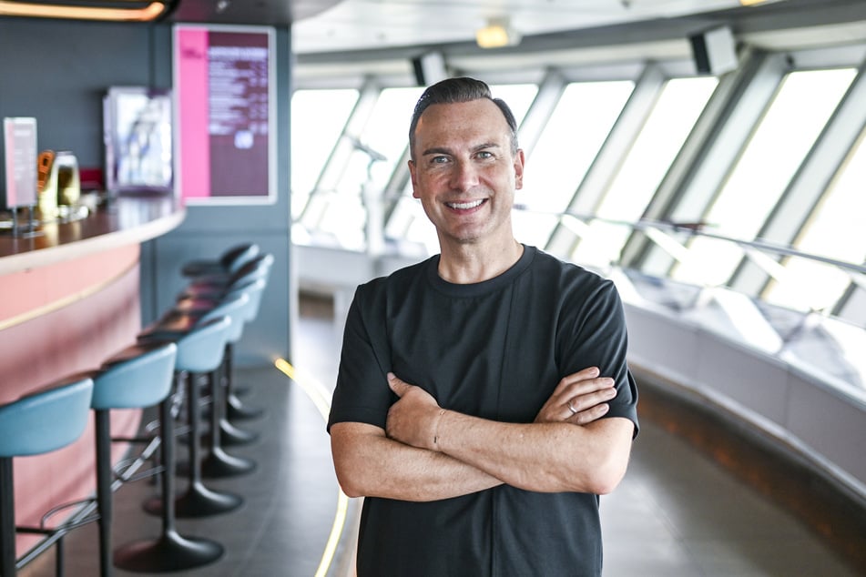Starkoch Tim Raue (51) hat Anfang Juni sein neues Restaurant "Sphere" im Berliner Fernsehturm eröffnet.